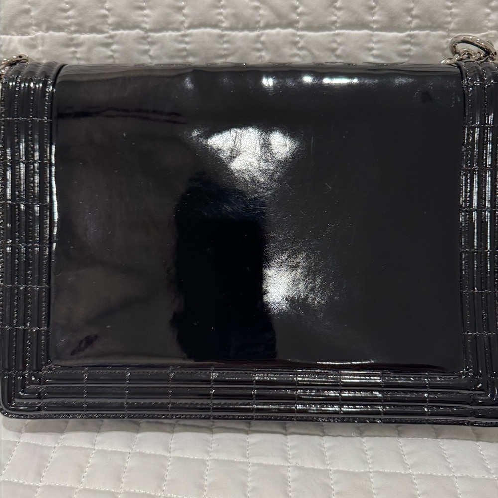 CHANEL black patent boy bag with silver hardware . - Picture 6 of 15